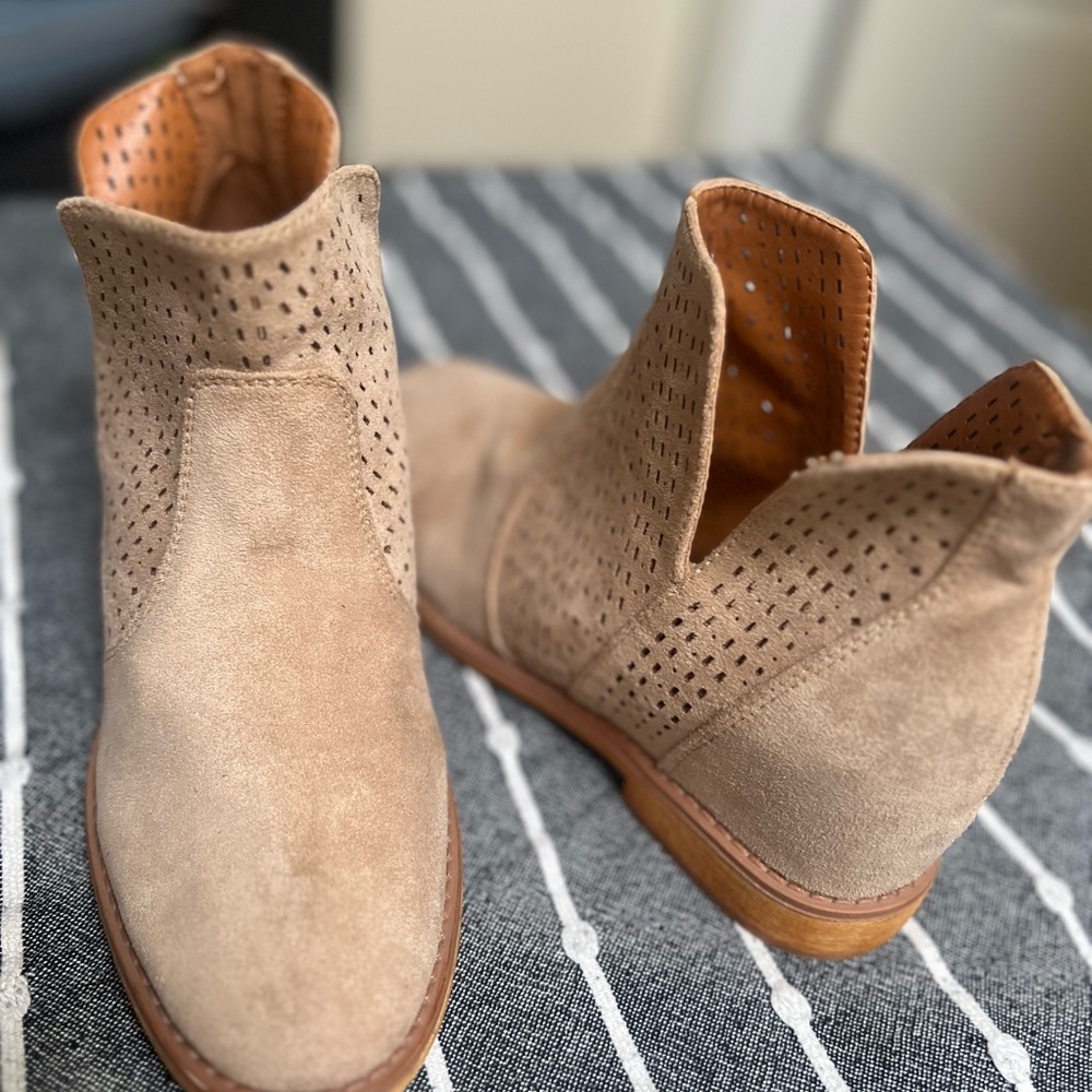 Shoes, size 38, hidden platform.
